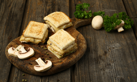 Тауықтың төс еті, жапырақты салат, саңырауқұлақ және ірімшік қосылған ыстық сэндвичтер  